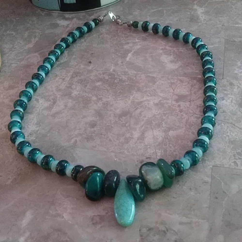 NWOT HandmaStone and Glass Beaded Necklace - Picture 2 of 4